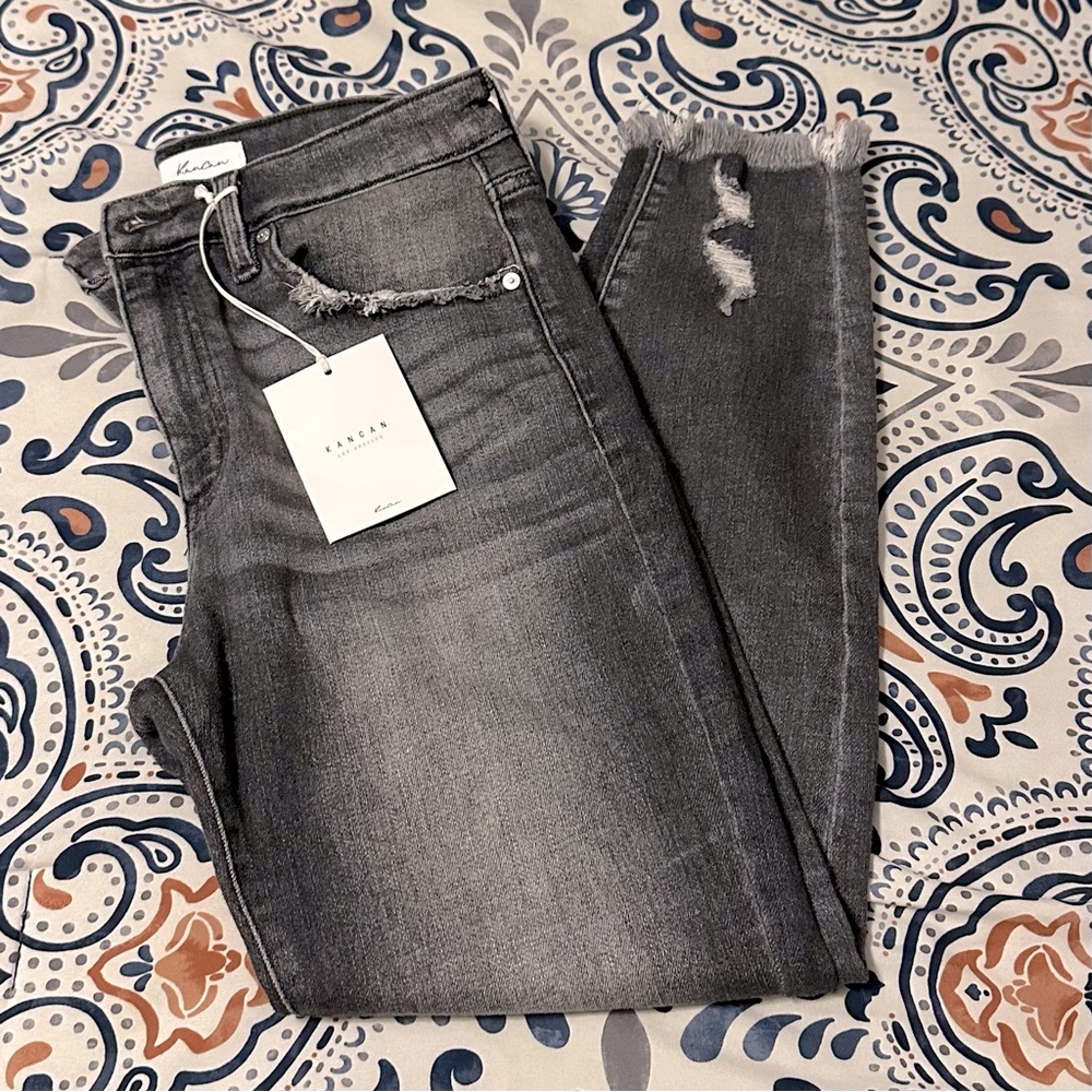 NWT KanCan Distressed Skinny Jean. Size 11/29